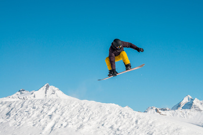 Snowboarder sur le snowpark de Tignes